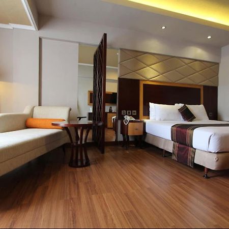 Regent'S Park Hotel Malang Buitenkant foto