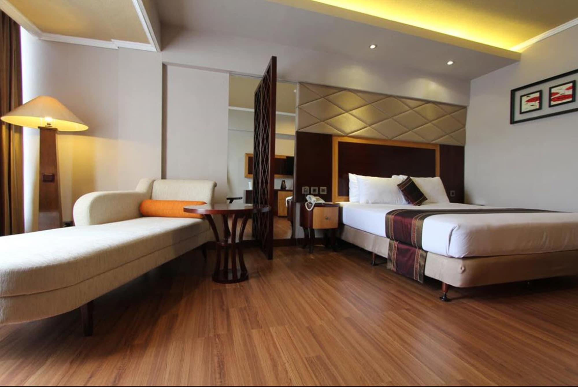 Regent'S Park Hotel Malang Buitenkant foto