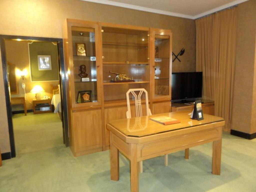 Regent'S Park Hotel Malang Buitenkant foto