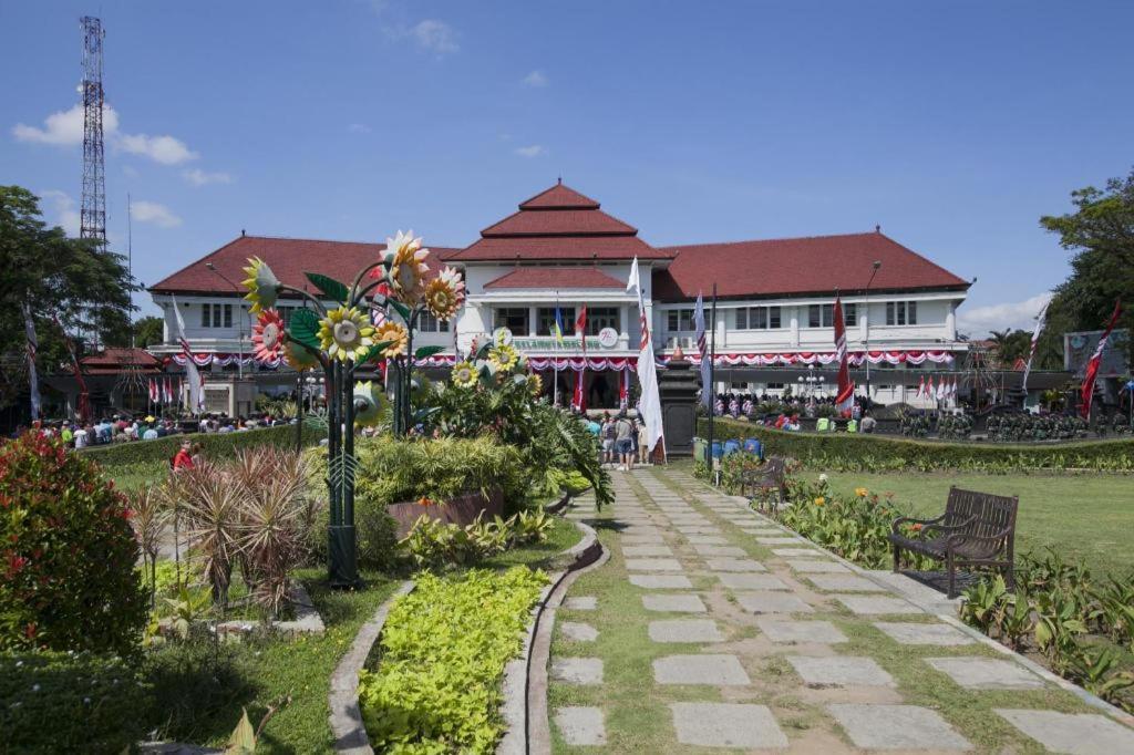 Regent'S Park Hotel Malang Buitenkant foto