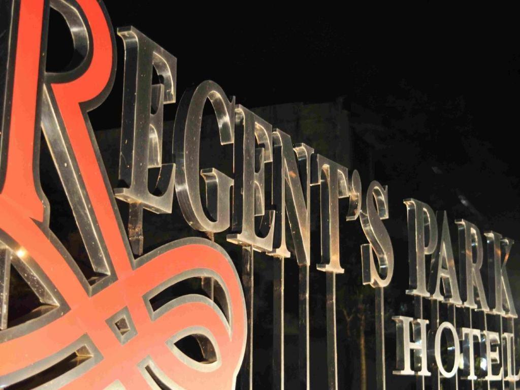 Regent'S Park Hotel Malang Buitenkant foto
