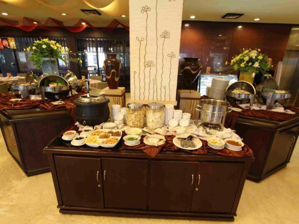 Regent'S Park Hotel Malang Buitenkant foto