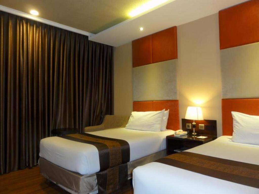 Regent'S Park Hotel Malang Buitenkant foto