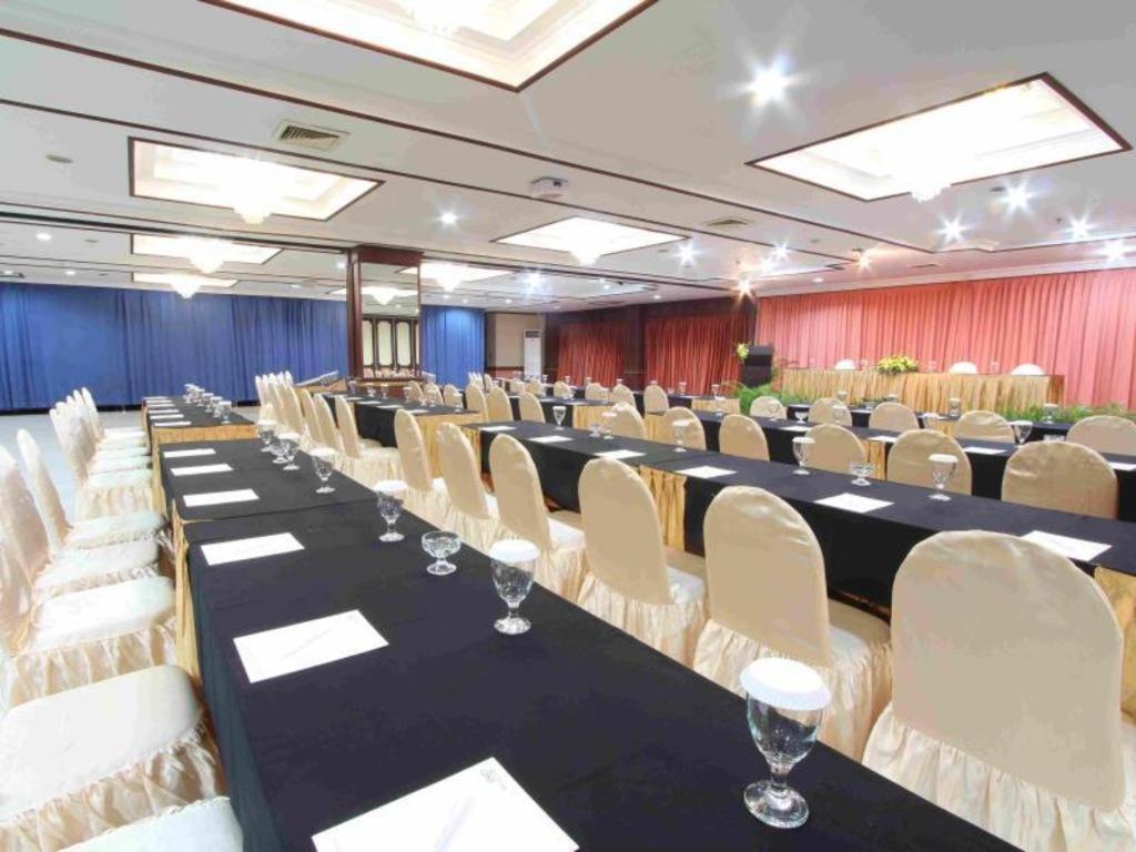 Regent'S Park Hotel Malang Buitenkant foto