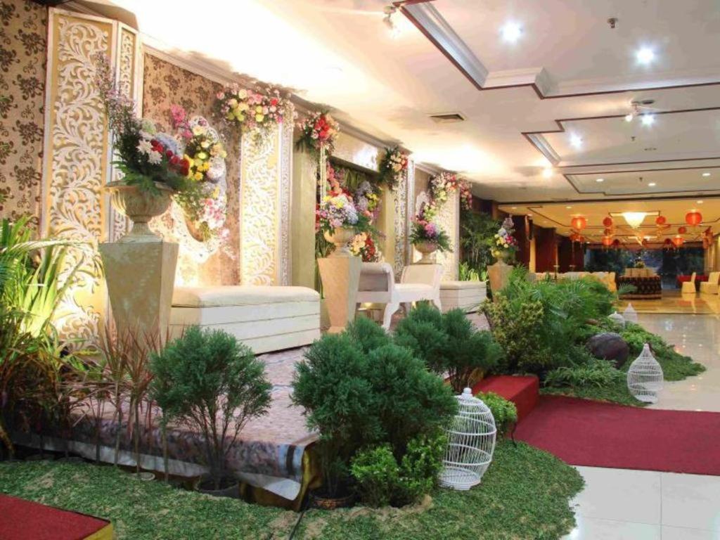 Regent'S Park Hotel Malang Buitenkant foto