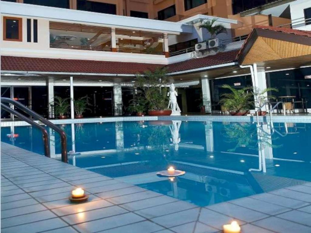 Regent'S Park Hotel Malang Buitenkant foto