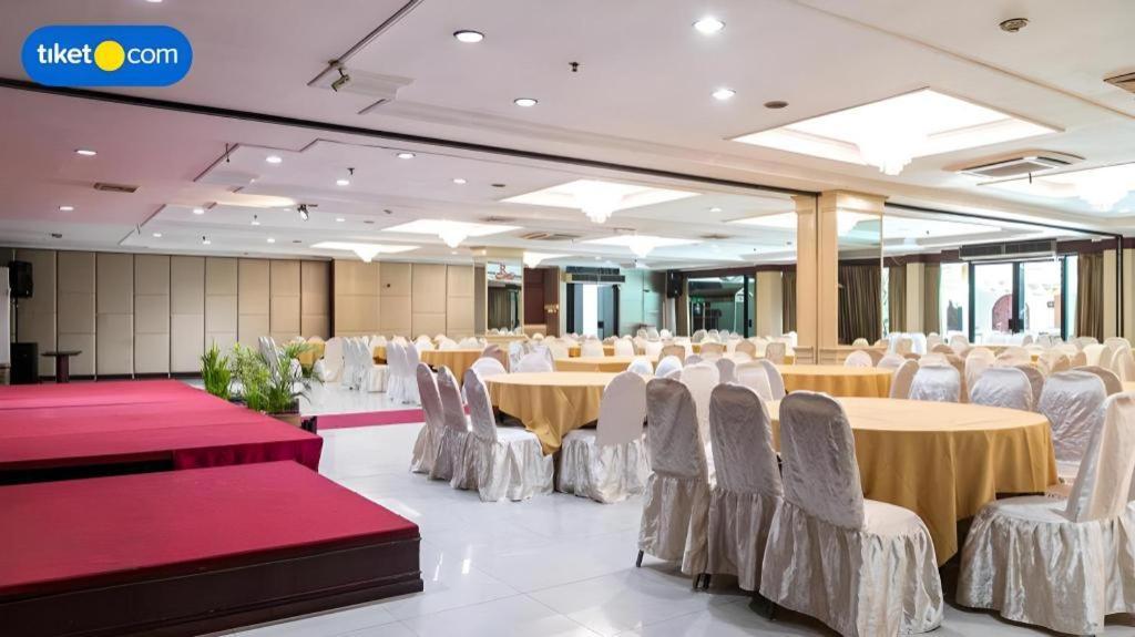 Regent'S Park Hotel Malang Buitenkant foto