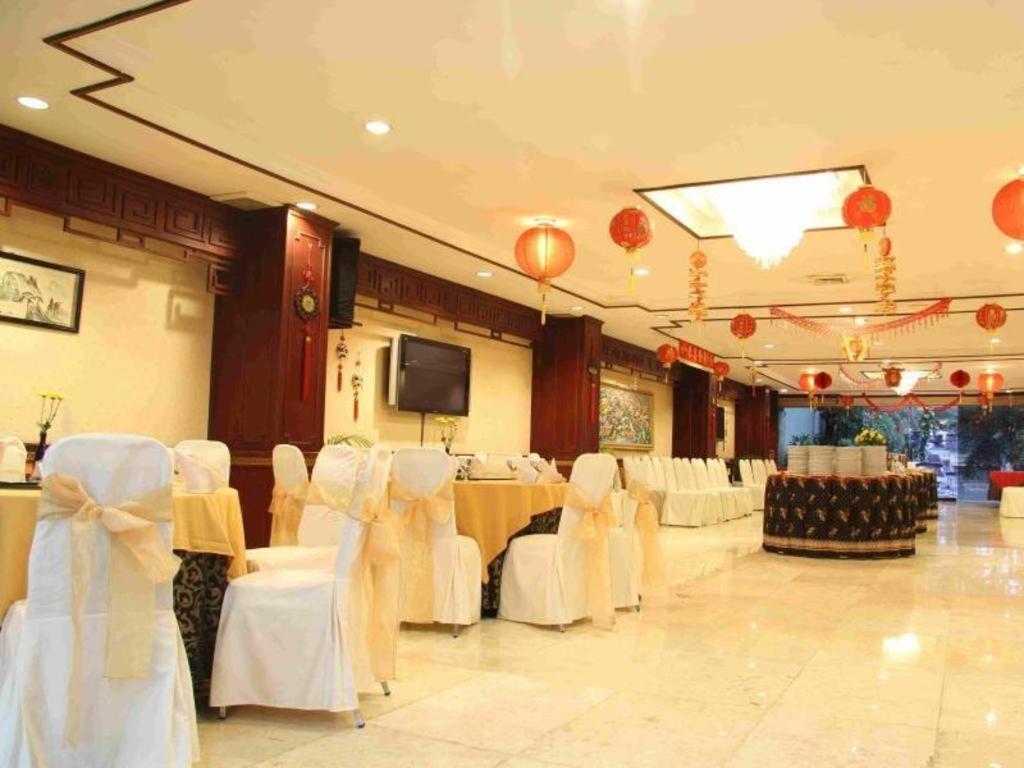 Regent'S Park Hotel Malang Buitenkant foto