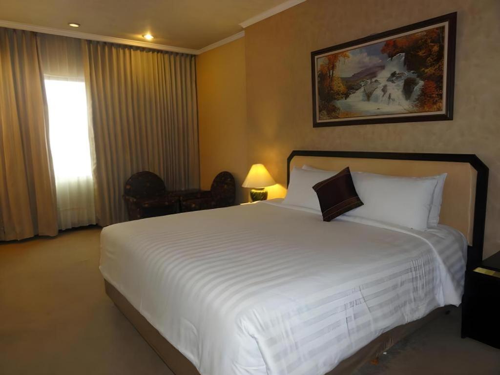 Regent'S Park Hotel Malang Buitenkant foto