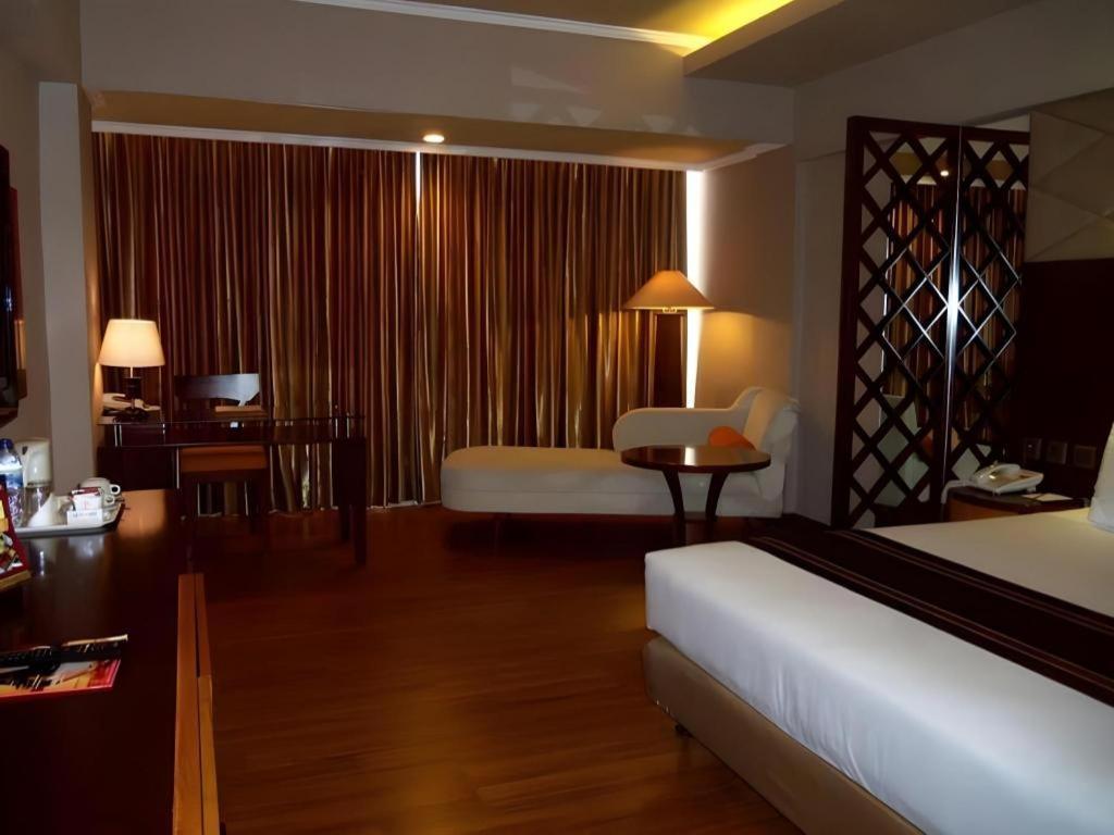 Regent'S Park Hotel Malang Buitenkant foto