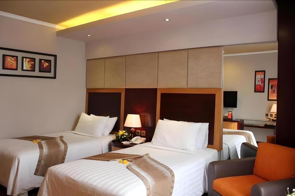 Regent'S Park Hotel Malang Buitenkant foto