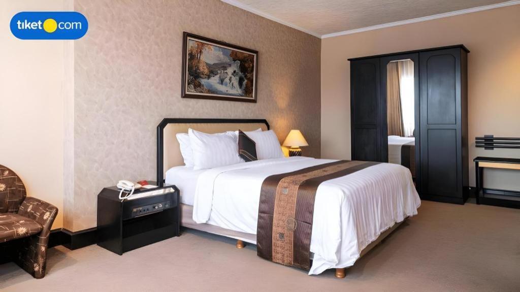 Regent'S Park Hotel Malang Buitenkant foto