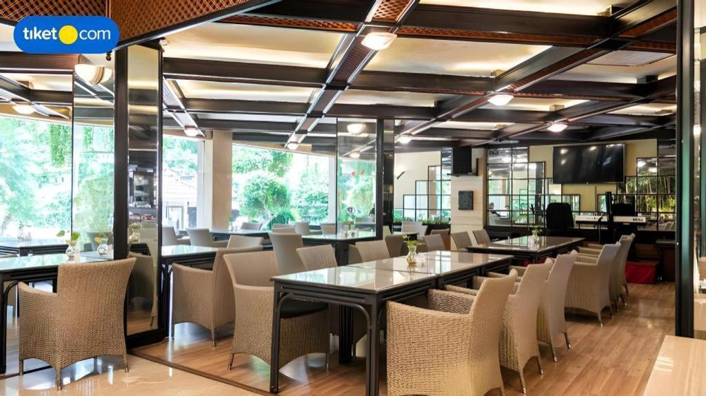 Regent'S Park Hotel Malang Buitenkant foto