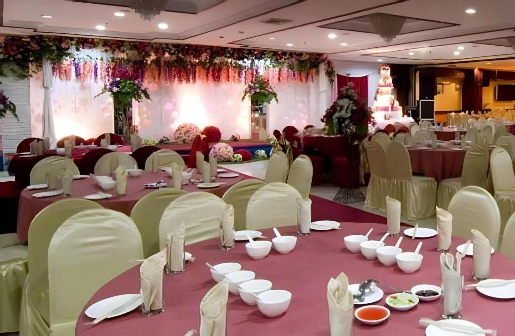 Regent'S Park Hotel Malang Buitenkant foto