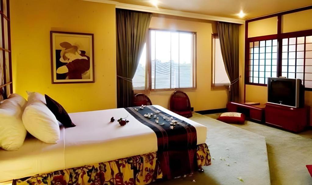 Regent'S Park Hotel Malang Buitenkant foto