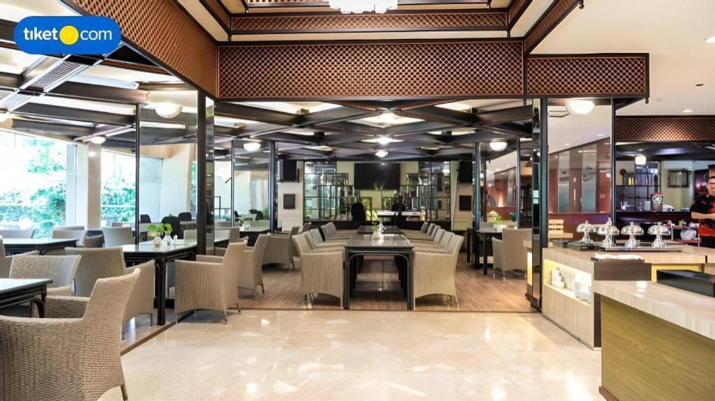 Regent'S Park Hotel Malang Buitenkant foto