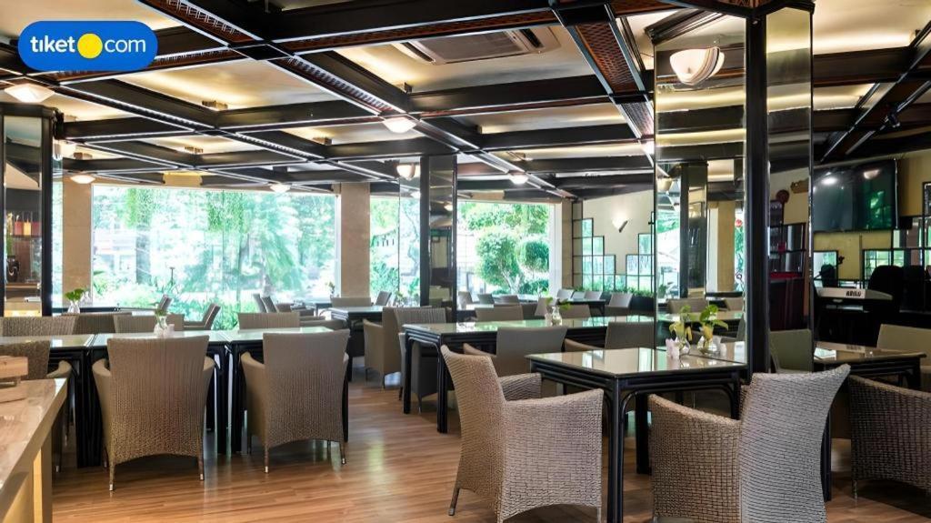 Regent'S Park Hotel Malang Buitenkant foto