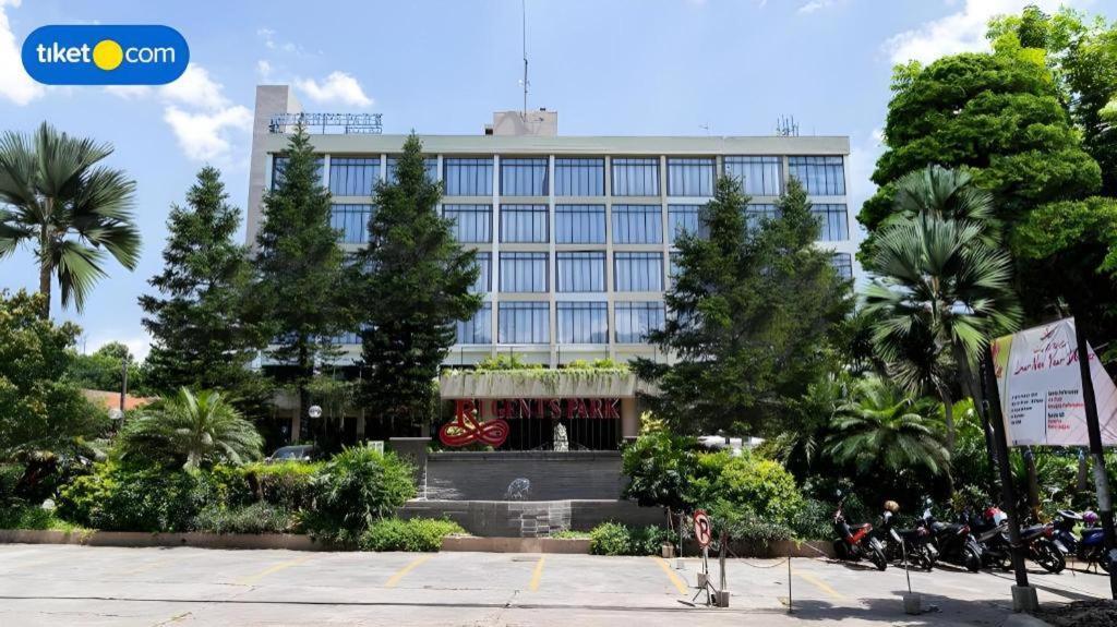 Regent'S Park Hotel Malang Buitenkant foto