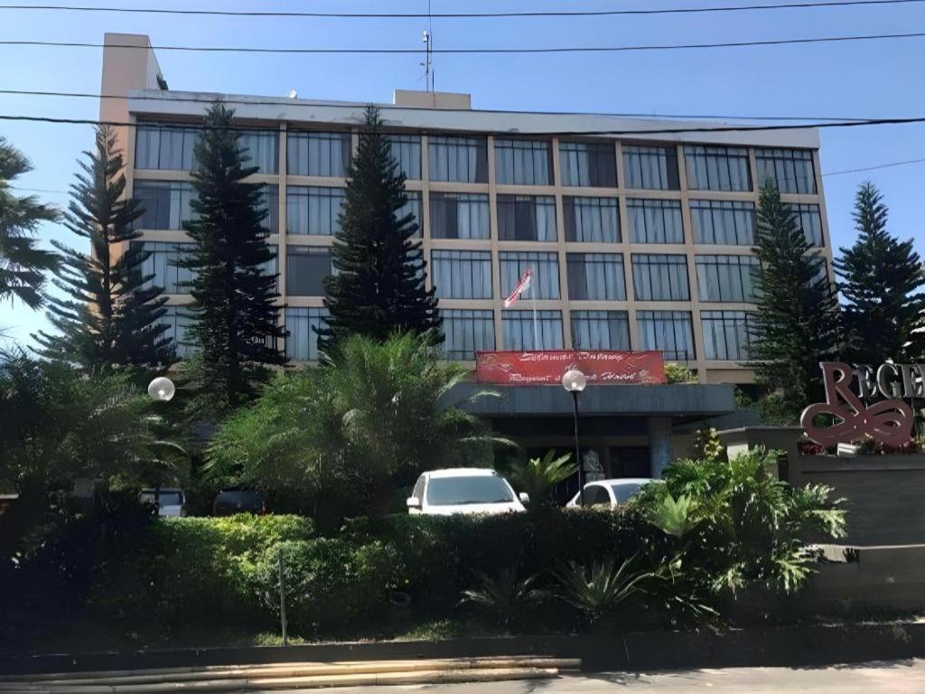 Regent'S Park Hotel Malang Buitenkant foto
