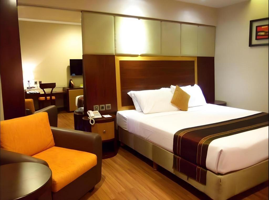 Regent'S Park Hotel Malang Buitenkant foto