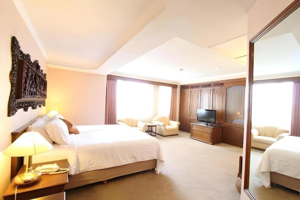Regent'S Park Hotel Malang Buitenkant foto