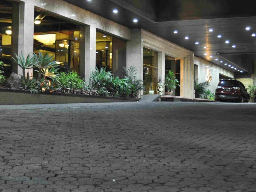 Regent'S Park Hotel Malang Buitenkant foto