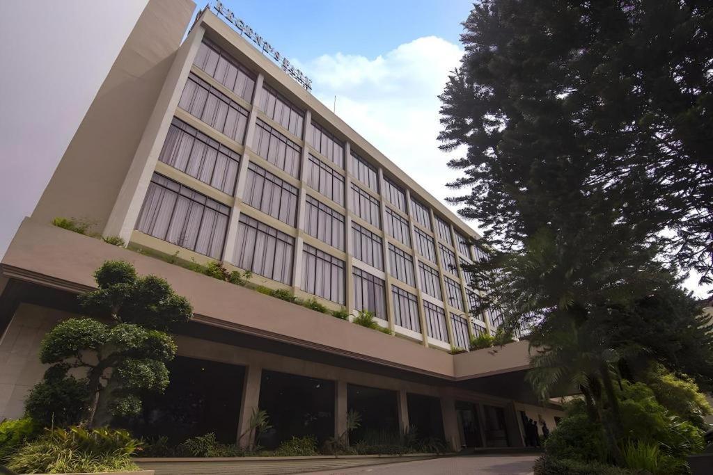 Regent'S Park Hotel Malang Buitenkant foto