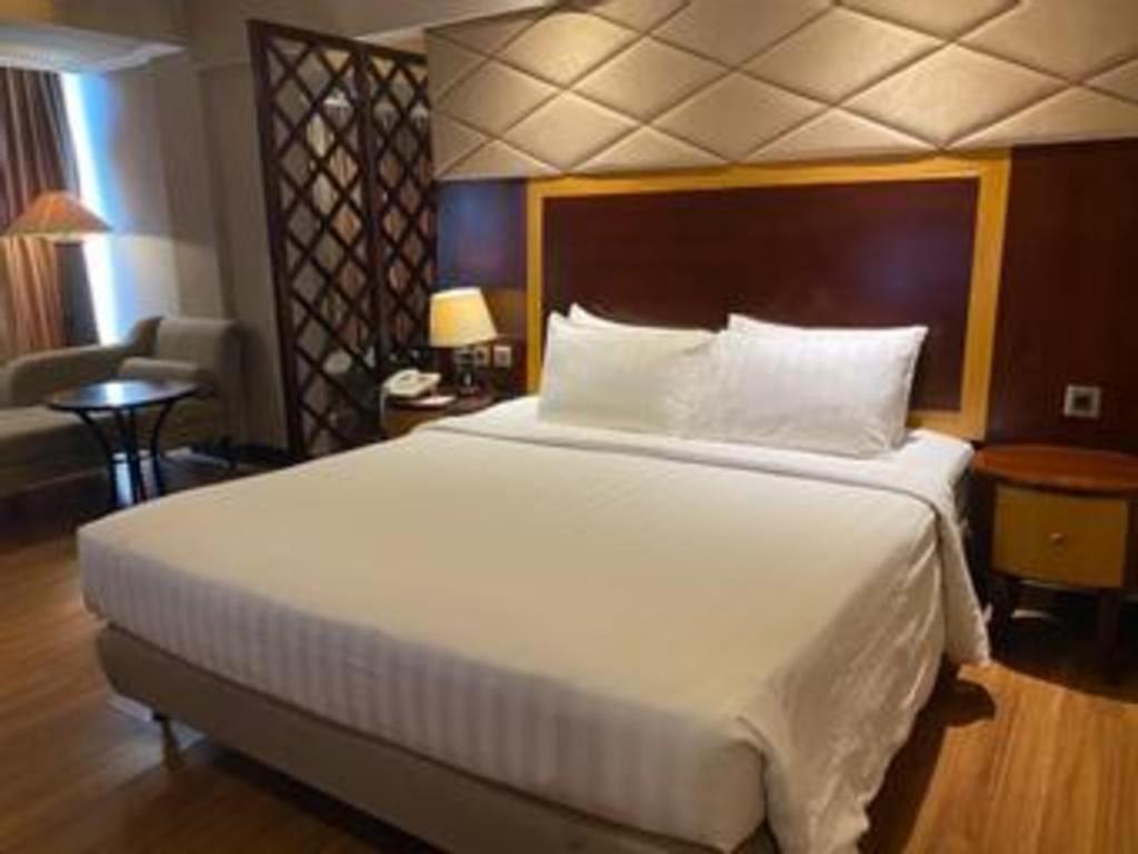 Regent'S Park Hotel Malang Buitenkant foto