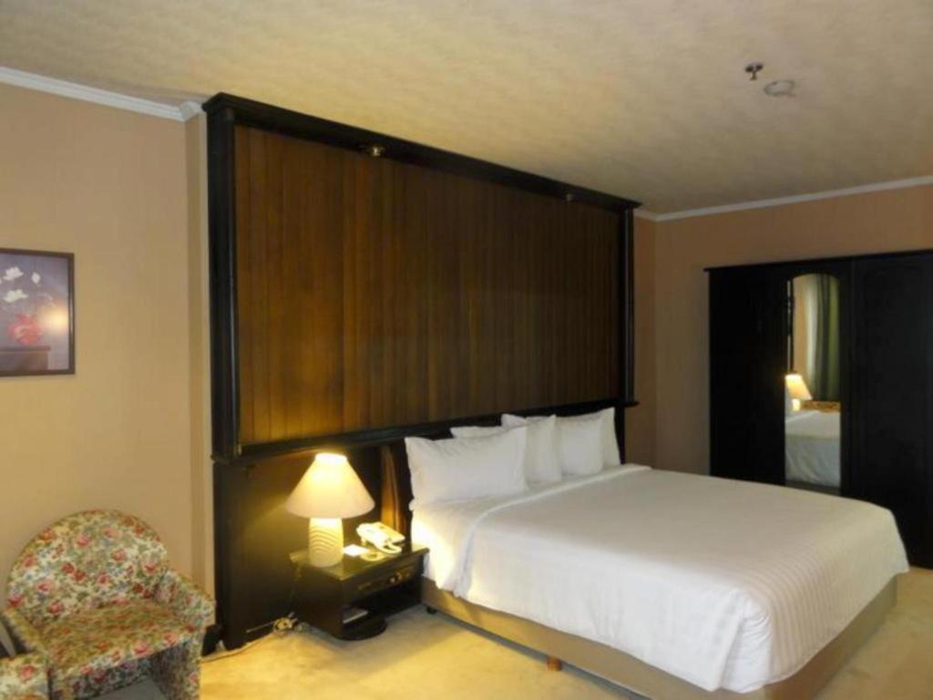 Regent'S Park Hotel Malang Buitenkant foto