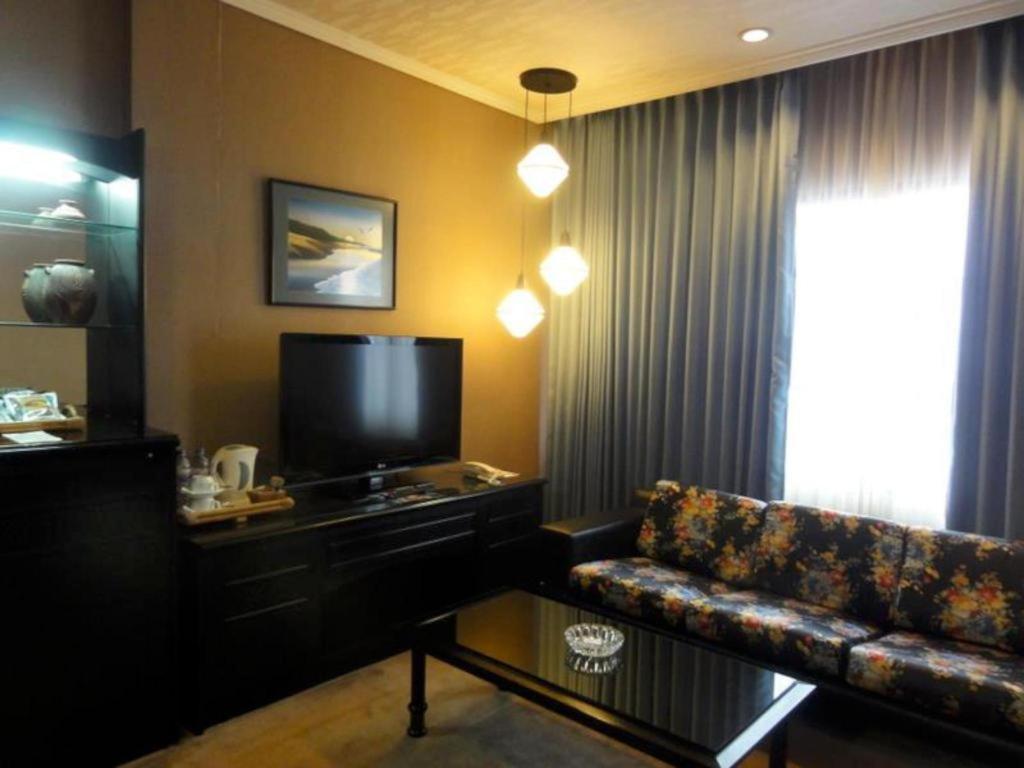 Regent'S Park Hotel Malang Buitenkant foto