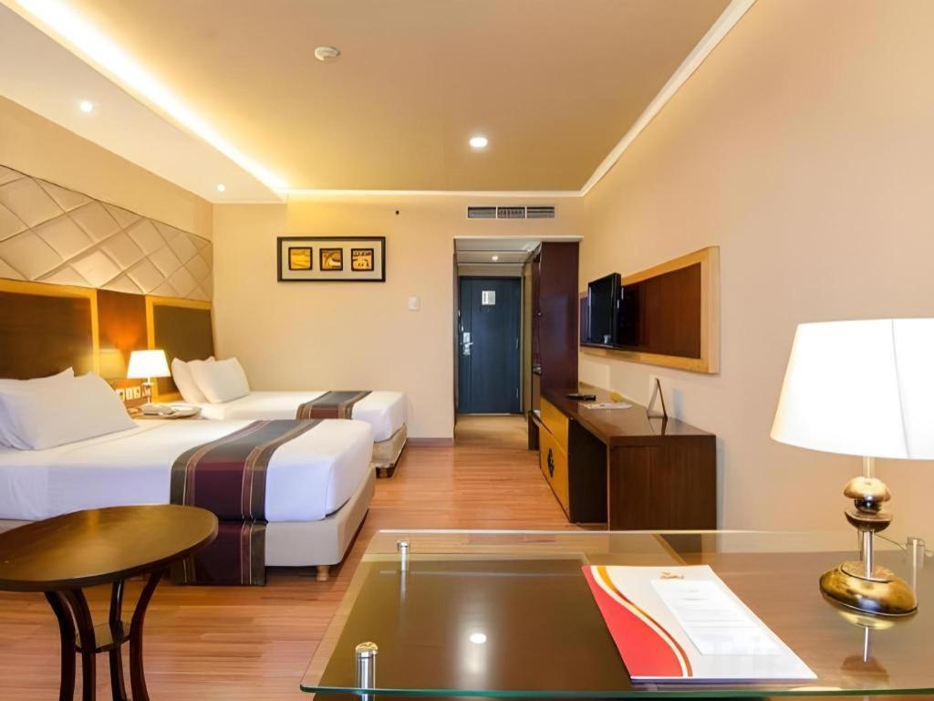 Regent'S Park Hotel Malang Buitenkant foto