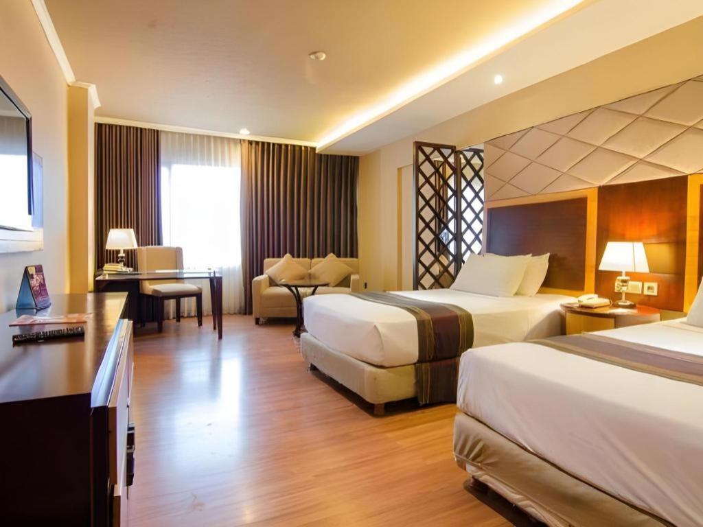 Regent'S Park Hotel Malang Buitenkant foto