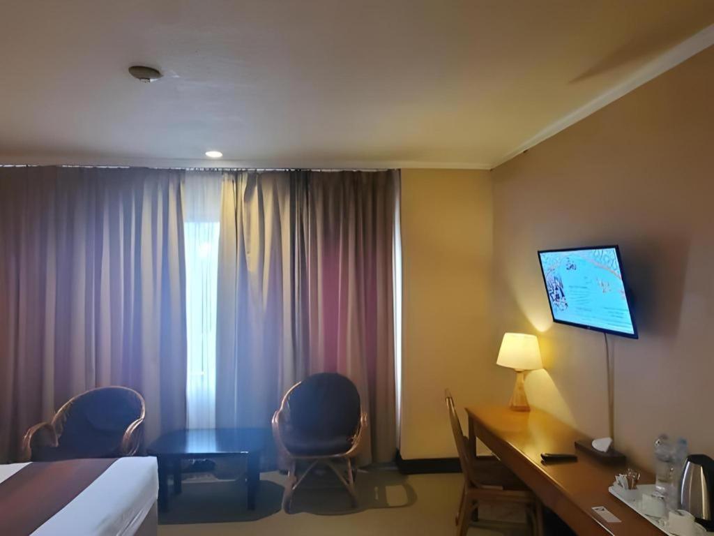 Regent'S Park Hotel Malang Buitenkant foto
