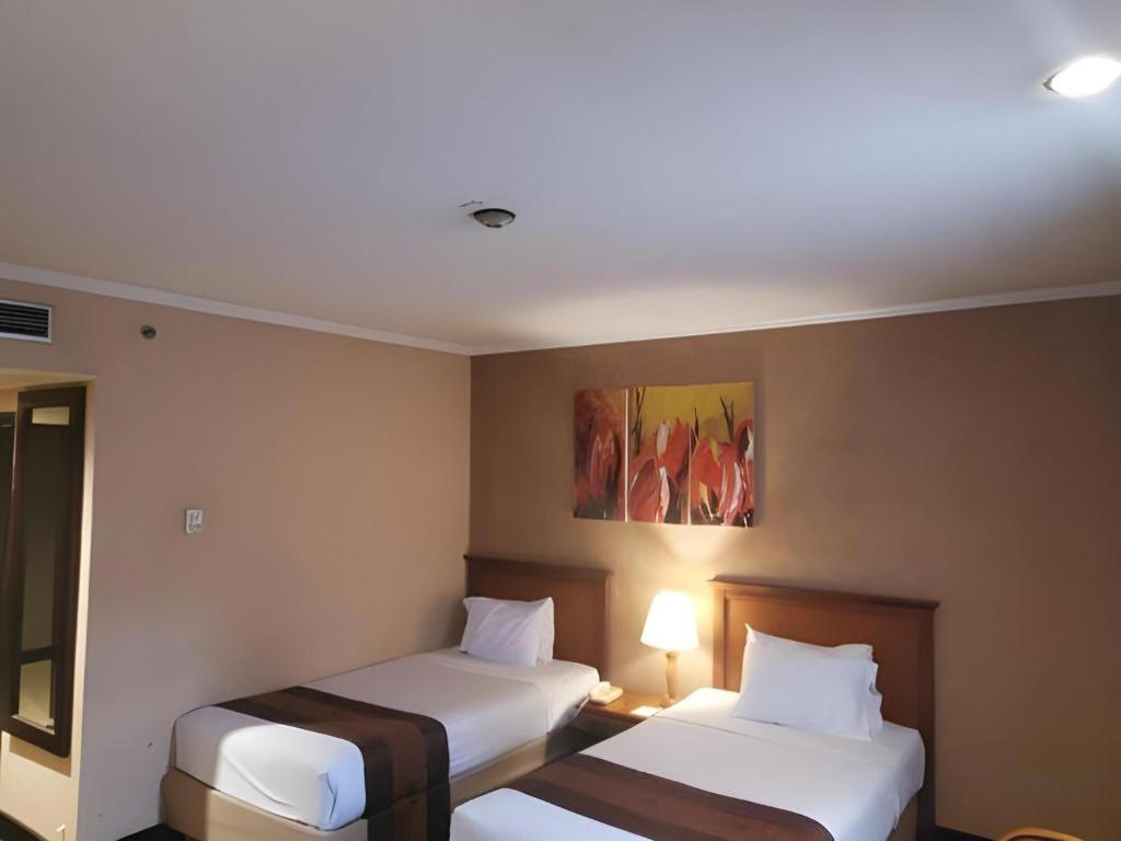 Regent'S Park Hotel Malang Buitenkant foto