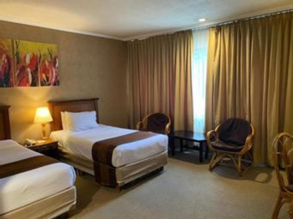 Regent'S Park Hotel Malang Buitenkant foto