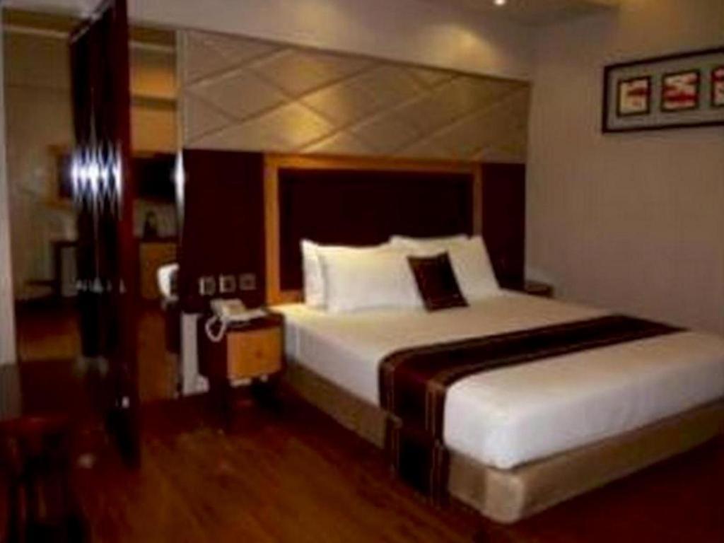 Regent'S Park Hotel Malang Buitenkant foto