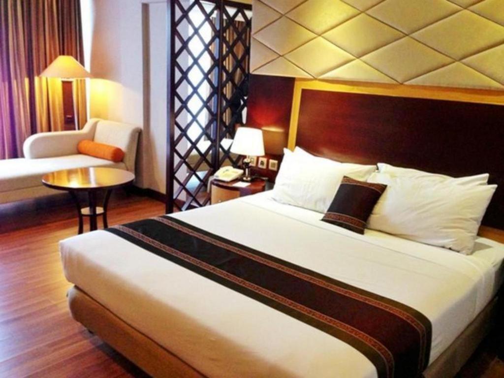 Regent'S Park Hotel Malang Buitenkant foto