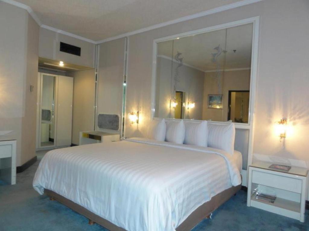 Regent'S Park Hotel Malang Buitenkant foto