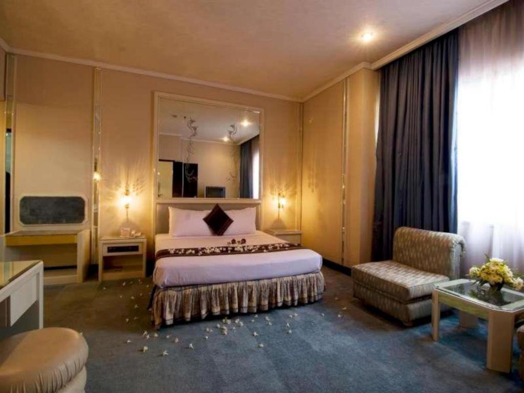 Regent'S Park Hotel Malang Buitenkant foto