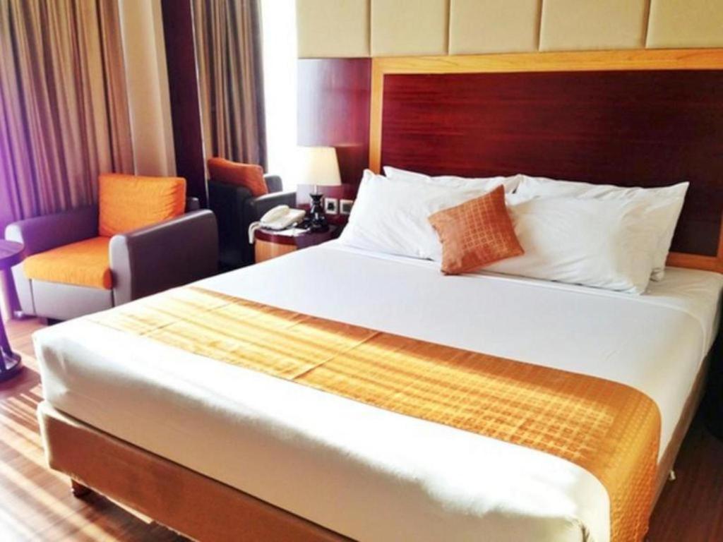 Regent'S Park Hotel Malang Buitenkant foto