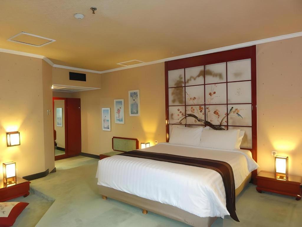 Regent'S Park Hotel Malang Buitenkant foto